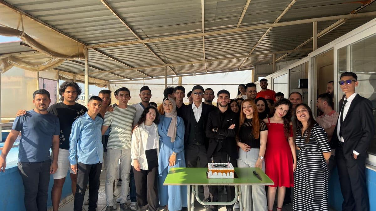 Genç Kalem öğrencileri ve öğretmenleri bir arada