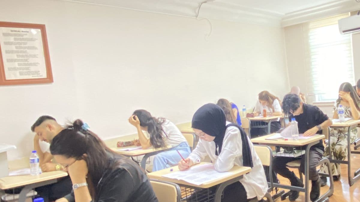 Öğrenciler sınıfta sıralarında bireysel olarak çalışırken