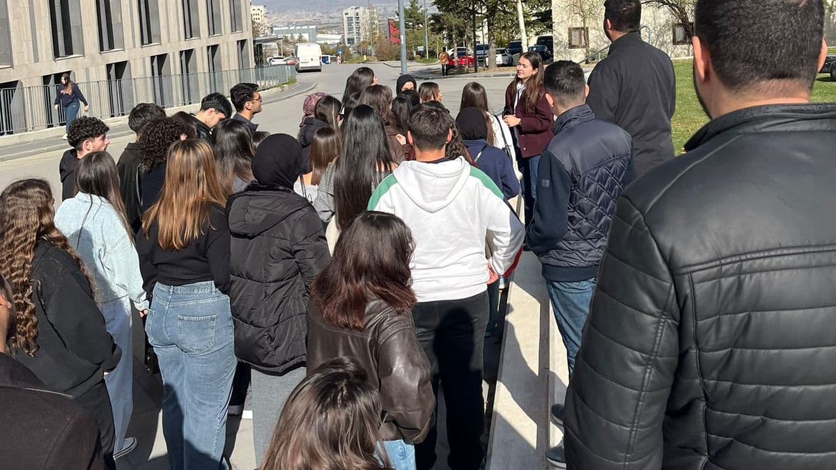 Genç Kalem öğrencileri kampüs gezisinde yürürken
