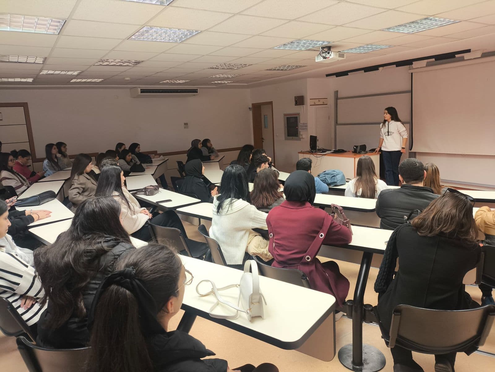 Genç Kalem öğrencileri sınıfta yapılan bir sunumu dinlerken
