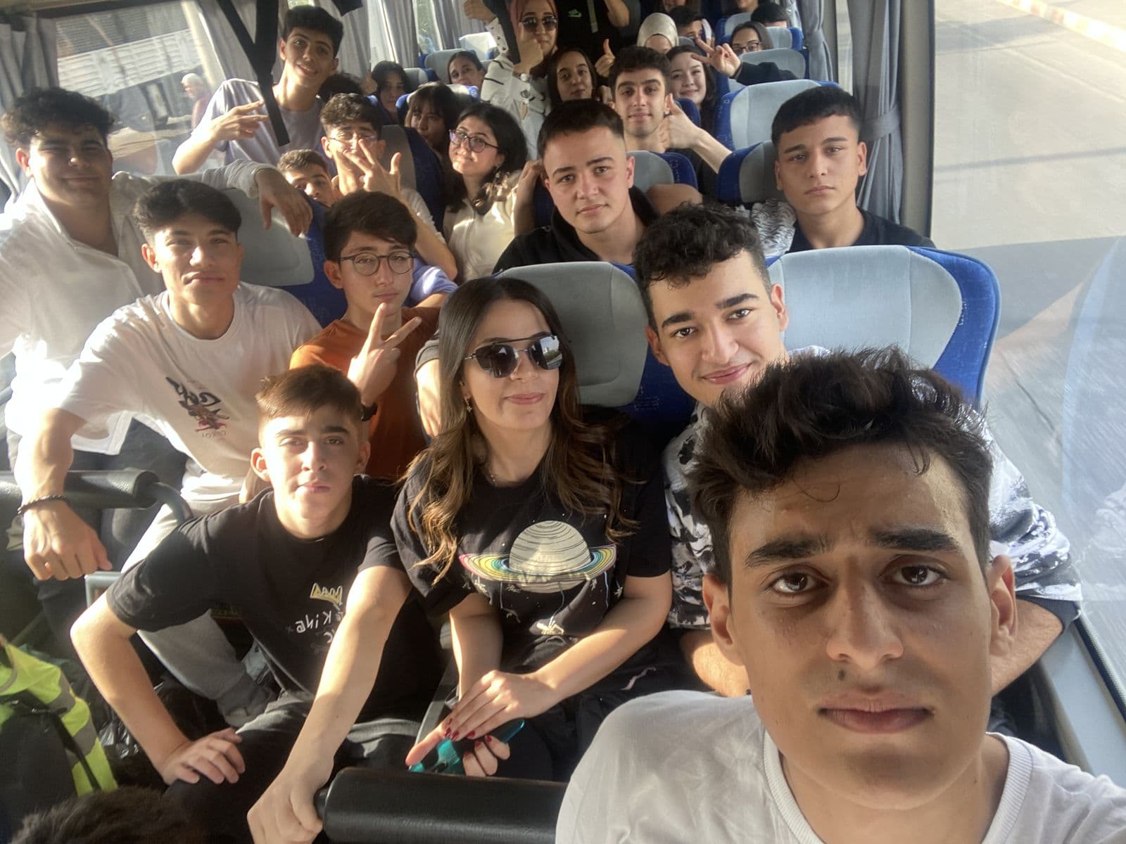 Genç Kalem öğrencileri gezi otobüsünde yolculuk ederken