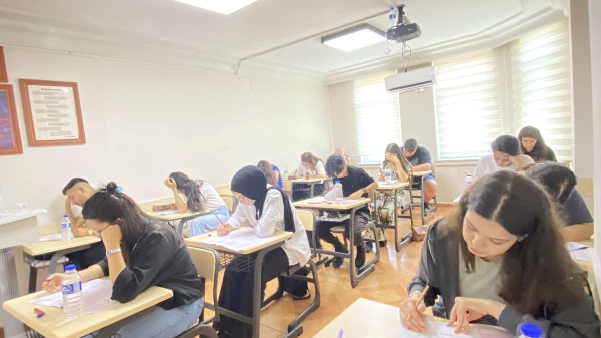 Genç Kalem sınıfında sıralarında çalışan öğrenciler