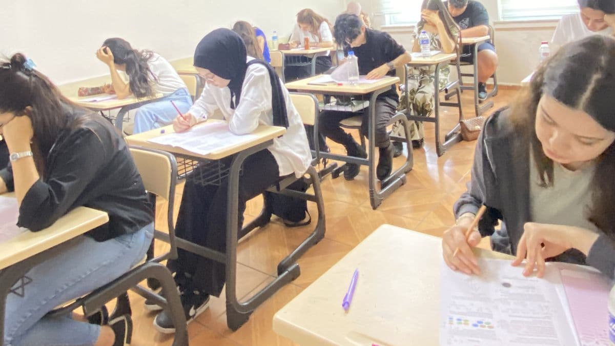 Öğrenciler sıralarında deneme sınavı çözerken