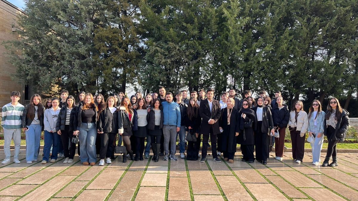 Genç Kalem öğrencileri düzenlenen bir gezide topluca
