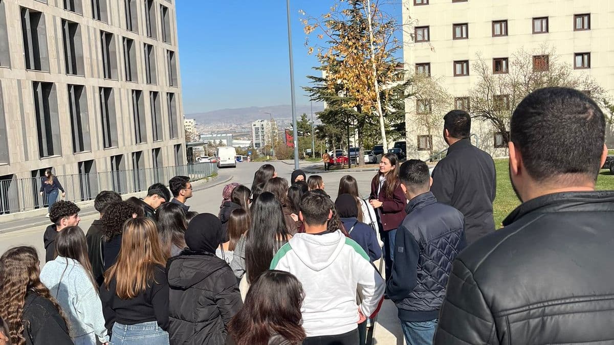 Genç Kalem öğrencileri üniversite kampüsünde yürürken