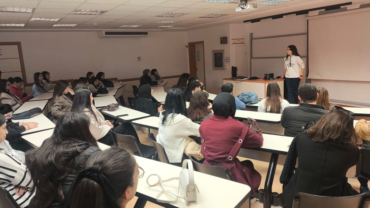 Genç Kalem'de ders anlatımı sırasında sınıftaki öğrenciler